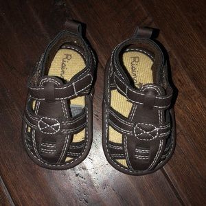 Strap sandals